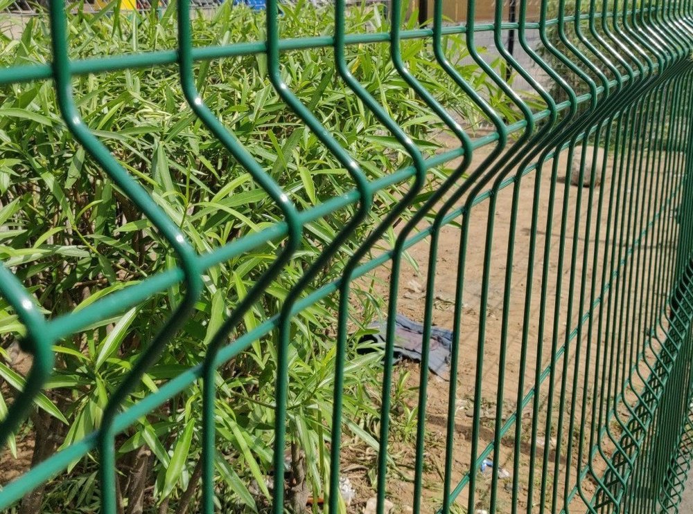 Comment installer une clôture de jardin en grillage rigide : guide